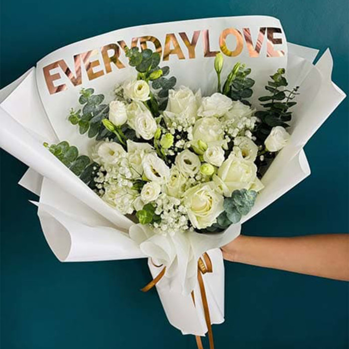 Букет Белая Безмятежность – Белые Розы, Лизиантусы, Гипсофила и Эвкалипт — роскошные букеты на любой случай