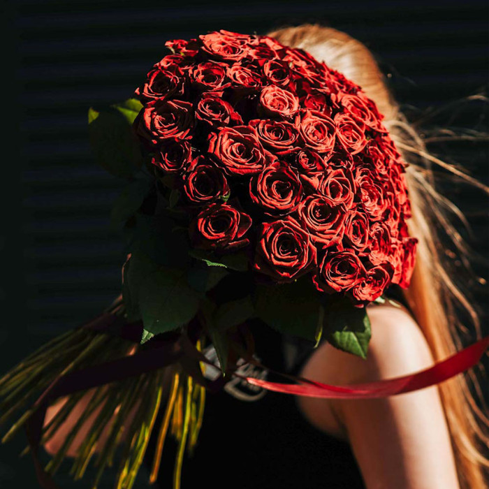 Букет роз "100 цветущих красных роз" — свежие букеты по вашему вкусу