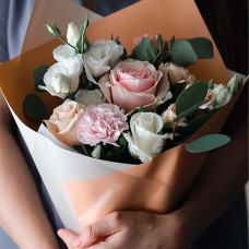 "Спасибо" Розы, гвоздики, лизиантусы с зеленью